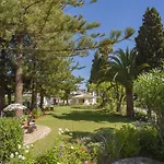 1 Bed Flat - Sleeps 2 - Pool - Parking - Wifi *
