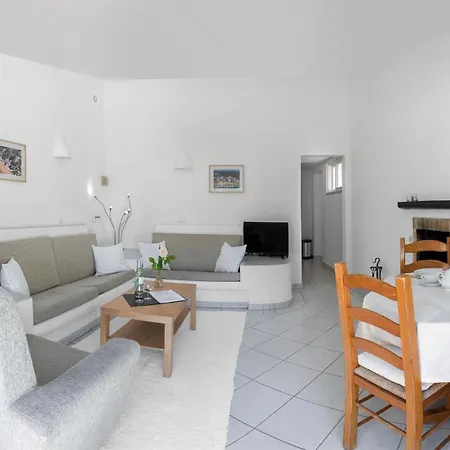 1 Bed Flat - Sleeps 2 - Pool - Parking - Wifi Luz