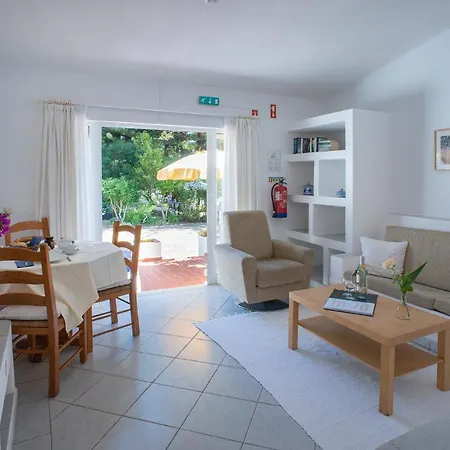 1 Bed Flat - Sleeps 2 - Pool - Parking - Wifi 아파트 Senhora da Luz