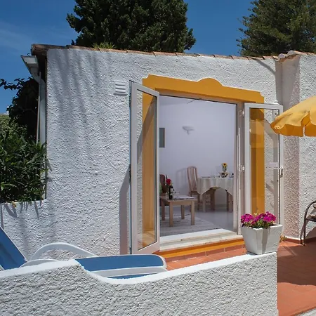 1 Bed Flat - Sleeps 2 - Pool - Parking - Wifi
