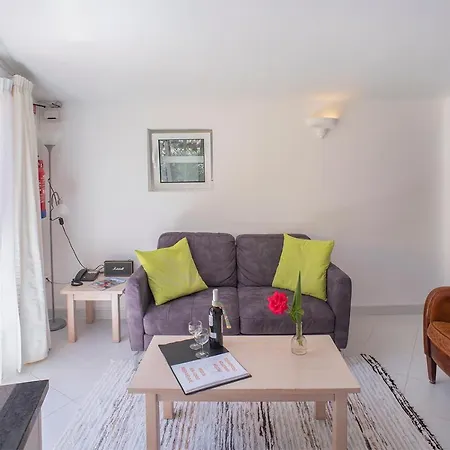 1 Bed Flat - Sleeps 2 - Pool - Parking - Wifi * Senhora da Luz