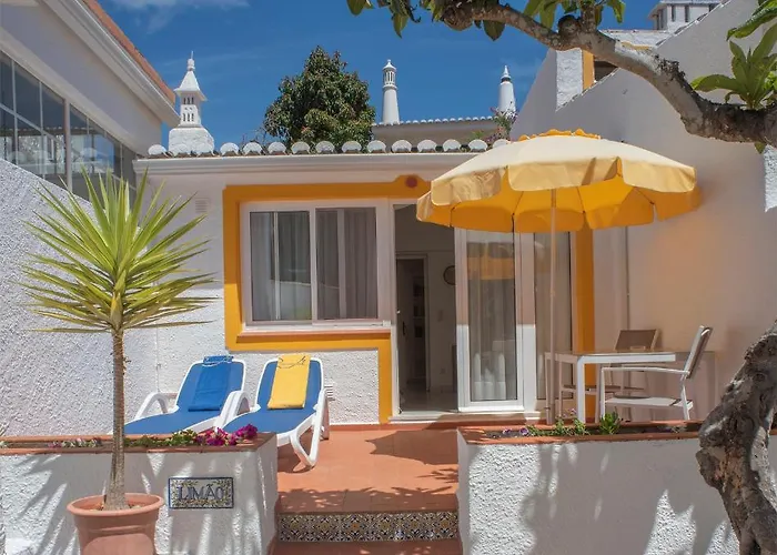 1 Bed Flat - Sleeps 2 - Pool - Parking - Wifi