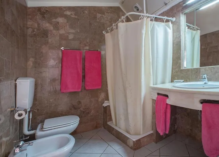 1 Bed Flat - Sleeps 2 - Pool - Parking - Wifi