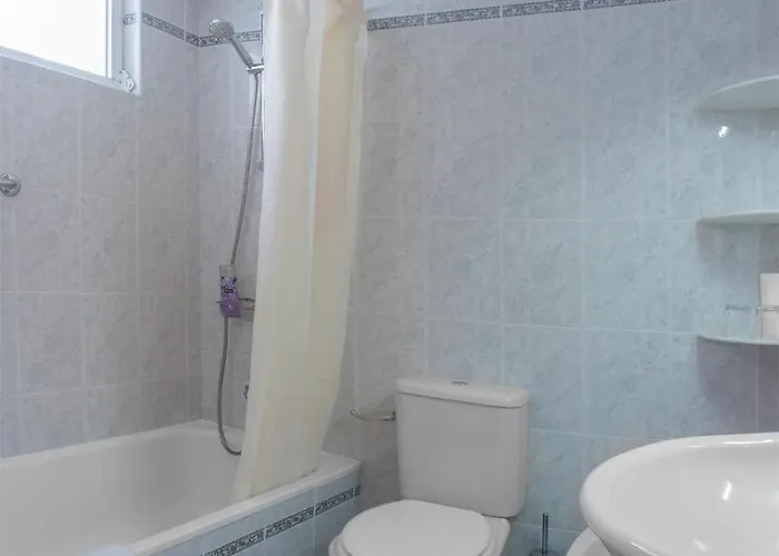 1 Bed Flat - Sleeps 2 - Pool - Parking - Wifi Daire Luz