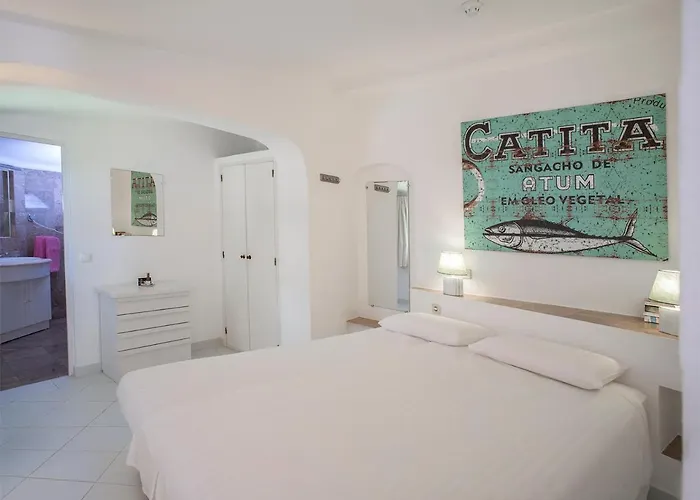 1 Bed Flat - Sleeps 2 - Pool - Parking - Wifi