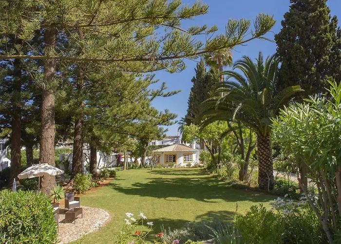 1 Bed Flat - Sleeps 2 - Pool - Parking - Wifi *