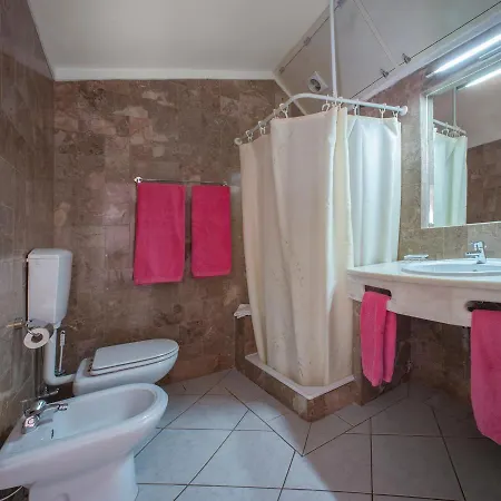 1 Bed Flat - Sleeps 2 - Pool - Parking - Wifi