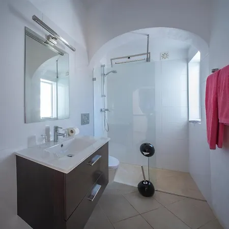 1 Bed Flat - Sleeps 2 - Pool - Parking - Wifi * Luz