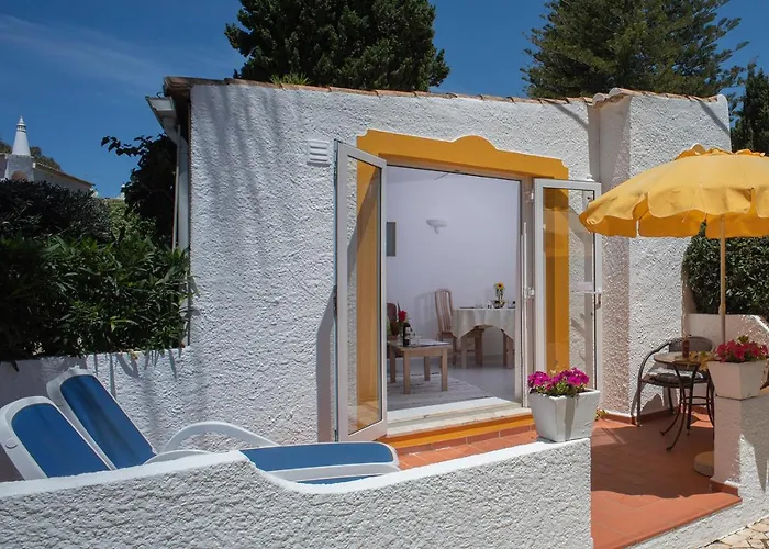 1 Bed Flat - Sleeps 2 - Pool - Parking - Wifi