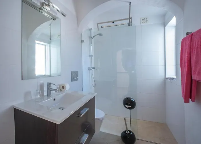 1 Bed Flat - Sleeps 2 - Pool - Parking - Wifi * Luz